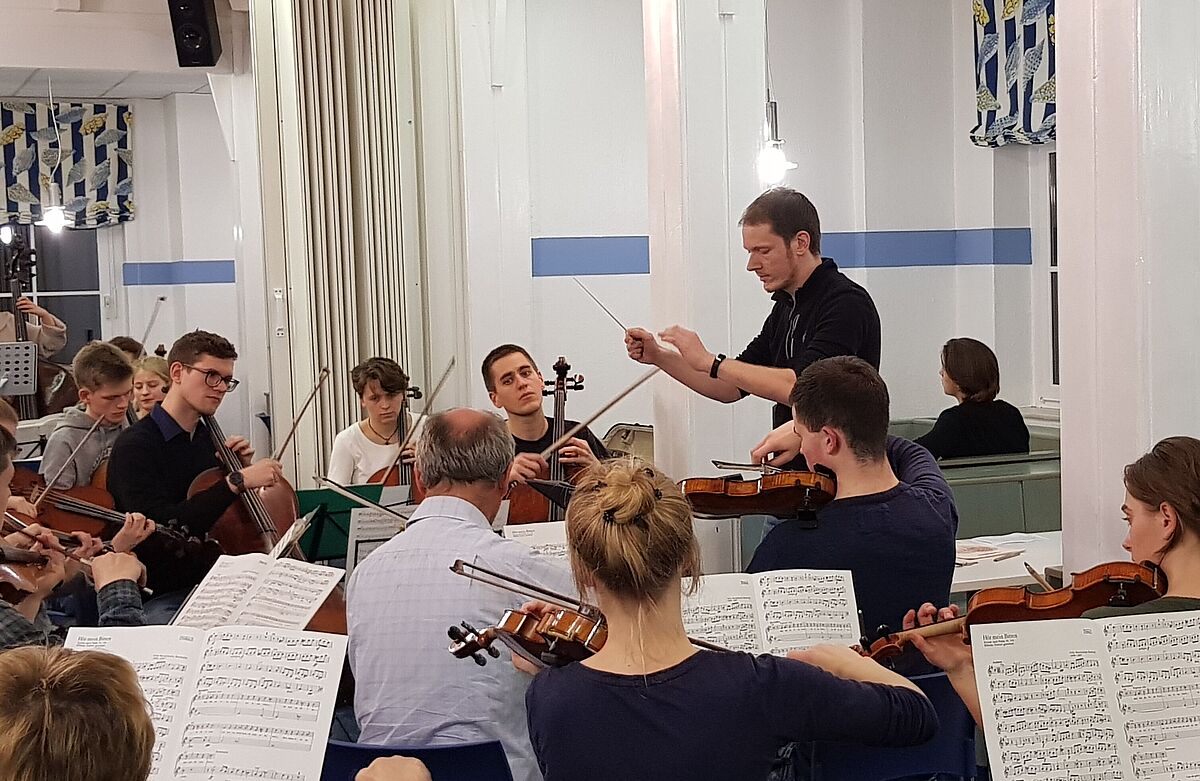 Praxisorientierter Dirigierunterricht mit Orchester (Foto: UMD Harald Braun)